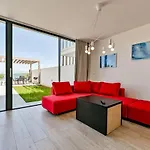 Апартаменты Flori With Sea View Малинска