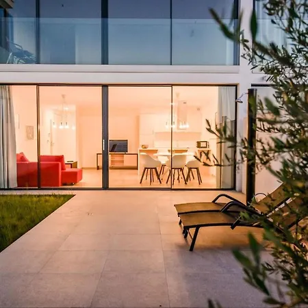 Апартаменты Flori With Sea View Малинска