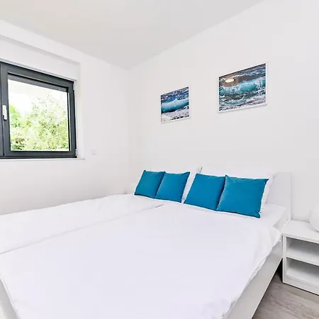 Flori With Sea View Апартаменты Малинска